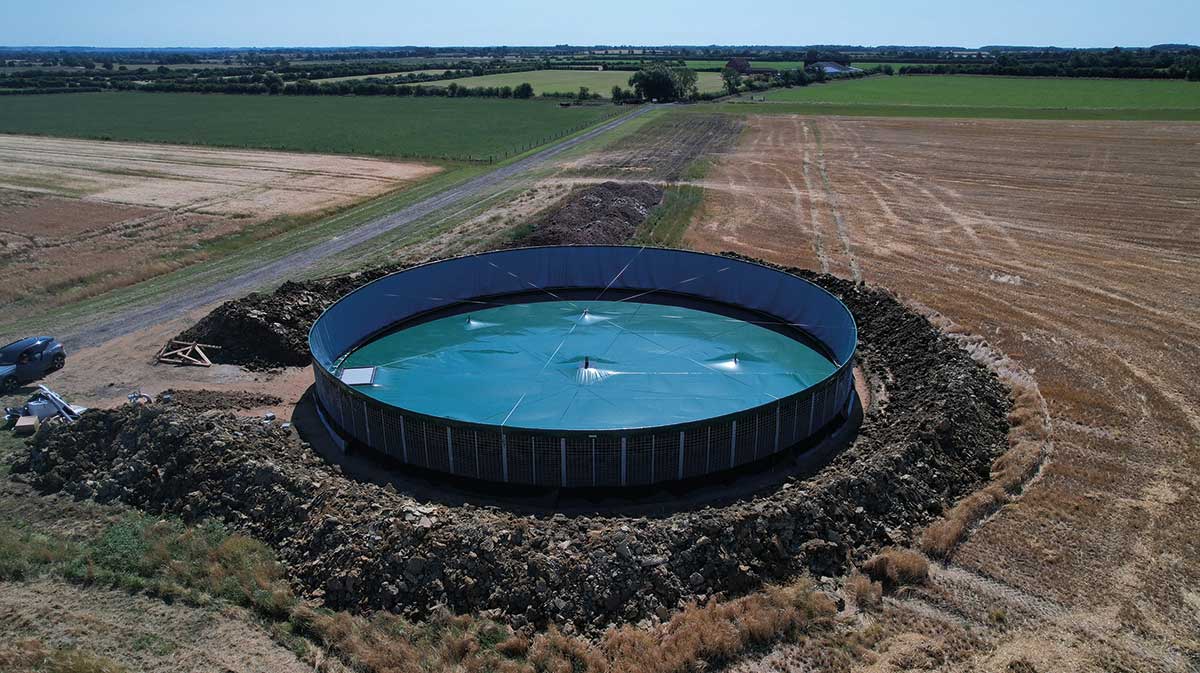 Covered slurry store with rigid fixed cover
