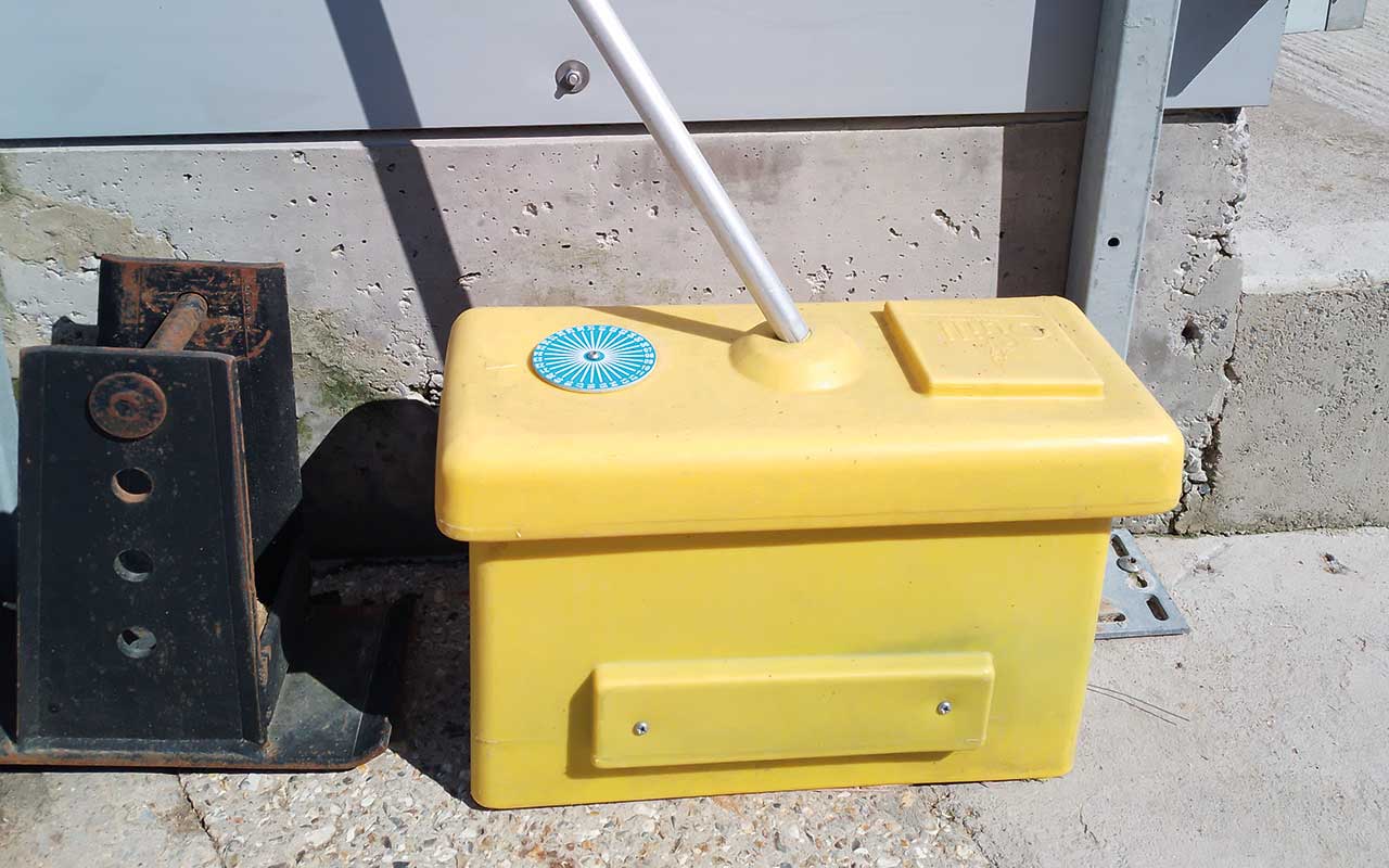 Footdip with cover